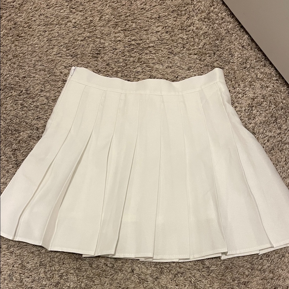 Elegant White Pleated Skirt size Small